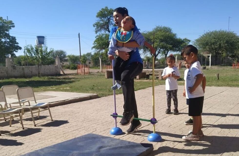 Llevó a su alumno con discapacidad en brazos para que participe de la muestra de educación física