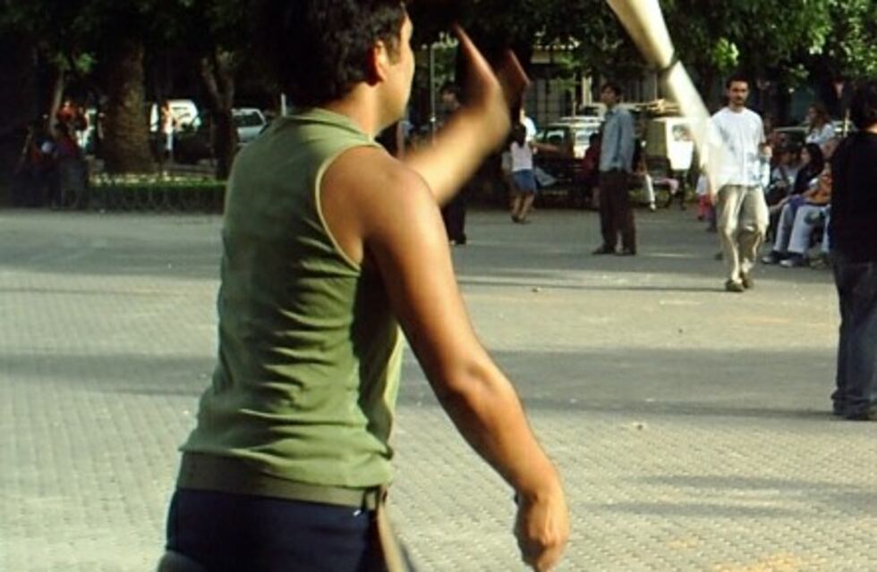 Un malabarista que era buscado por la justicia fue visto por un fiscal y terminó detenido