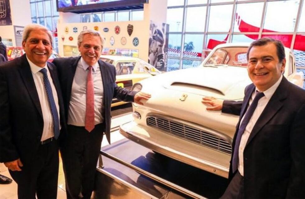 Alberto Fernández llegó a Las Termas y visitó el Museo del Automóvil