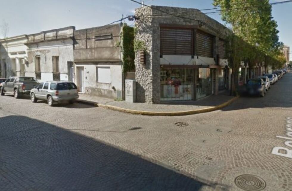 Cinco delincuentes abordaron a un hombre en la calle para robarle e hirieron a dos policías