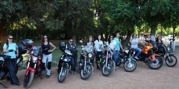 Mujeres motociclistas que recorren el mundo llegan a Mendoza