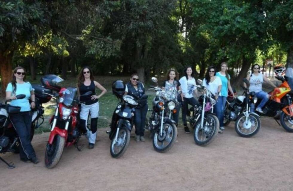 Mujeres motociclistas que recorren el mundo llegan a Mendoza