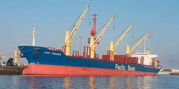 Buque Kiwi Trader en puerto Concepción del Uruguay\nCrédito: LaCalle