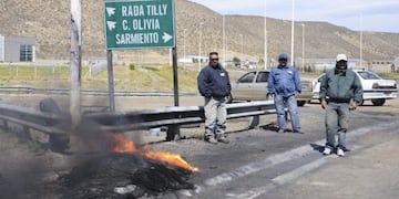 En los cruces comienzan a apostarse trabajadores de camioneros, UOCRA y petroleros\u002E
