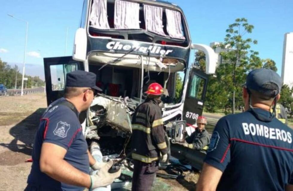 Chocó un micro en el Acceso Este y hay 20 heridos