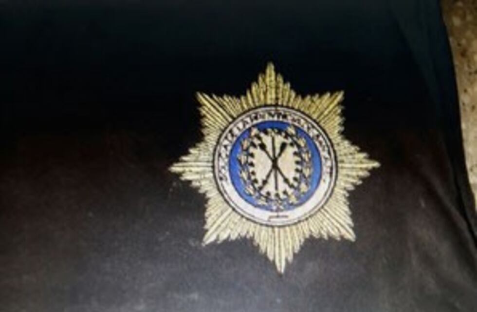 Con un chaleco de la policía amenazó a un hombre para robarle