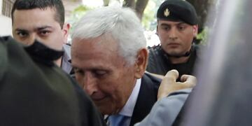 Miguel Etchecolatz (C), former Buenos Aires province's chief of police, is led into a courtroom to attend the final stage of his trial for his role in the kidnapping, murder and torture of people during Argentina's last dictatorship in La Plata October 24, 2014. He and 20 others are charged with crimes against humanity in the notorious clandestine detention centre known as La Cacha in La Plata, Buenos Aires province. REUTERS/Enrique Marcarian (ARGENTINA - Tags: POLITICS CIVIL UNREST CRIME LAW) la plata buenos aires miguel etchecolatz juicio oral delitos dictadura centro clandestino la cacha juicio acusados secuestros en la ultima dictadura militar acusados sentenciados