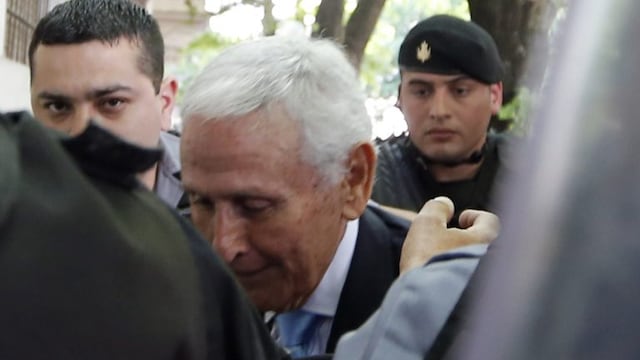 Miguel Etchecolatz (C), former Buenos Aires province's chief of police, is led into a courtroom to attend the final stage of his trial for his role in the kidnapping, murder and torture of people during Argentina's last dictatorship in La Plata October 24, 2014. He and 20 others are charged with crimes against humanity in the notorious clandestine detention centre known as La Cacha in La Plata, Buenos Aires province. REUTERS/Enrique Marcarian (ARGENTINA - Tags: POLITICS CIVIL UNREST CRIME LAW) la plata buenos aires miguel etchecolatz juicio oral delitos dictadura centro clandestino la cacha juicio acusados secuestros en la ultima dictadura militar acusados sentenciados
