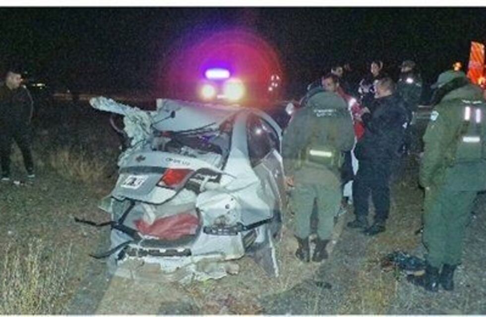 Una persona falleció cuando un camión los embistió en la ruta