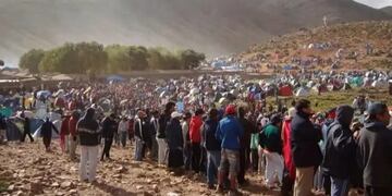 Una multitud de peregrinos asciende a las alturas de Punta Corral para honrar a la Virgen\u002E