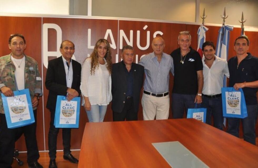 El intendente de Lanús entregó pasajes a veteranos de Malvinas para que vuelvan a las islas