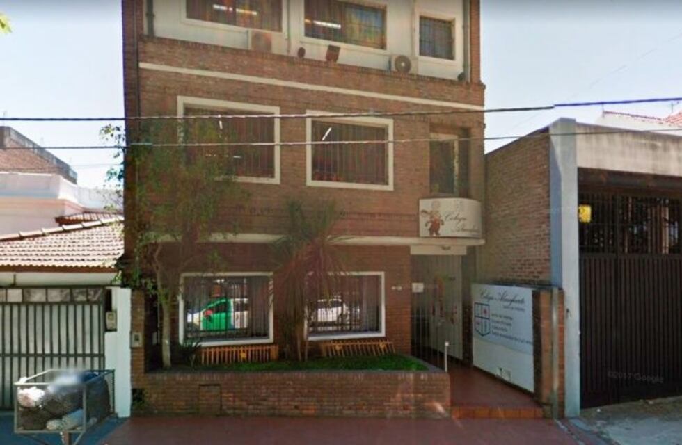 Estacionó frente a un jardín de infantes y le robaron el auto con su hijo adentro