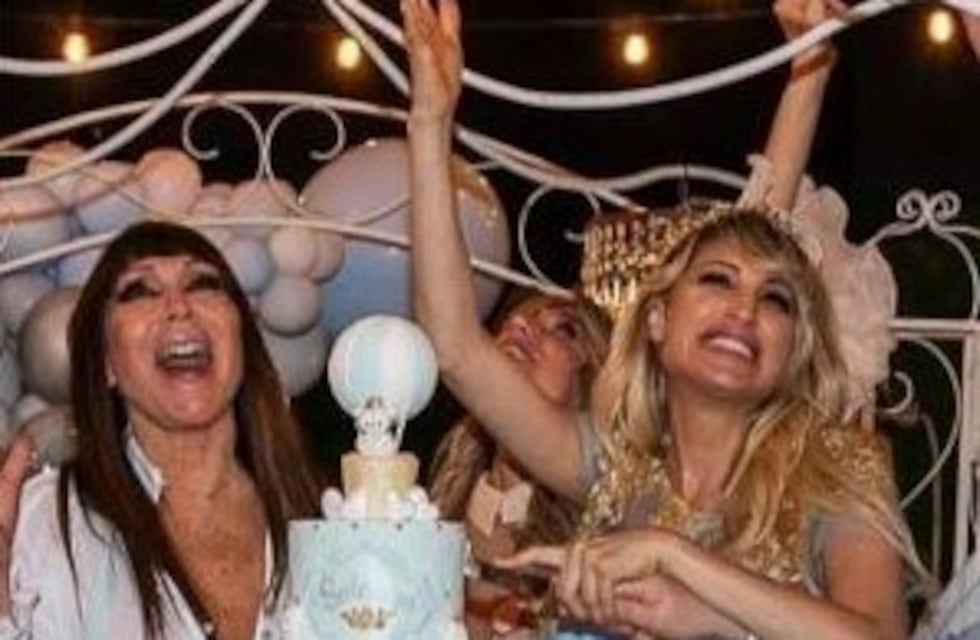 Así fue el excéntrico baby shower de Vicky Xipolitakis