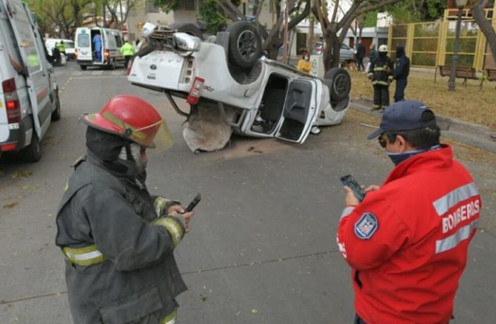 Choque y vuelco en la Quinta Sección: dos heridos