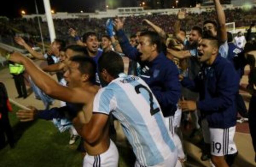 Demora, cuenta regresiva y utilería prestada: la odisea del triunfo de Atlético Tucumán en Ecuador