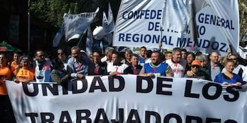 Una multitudinaria manifestación copó el centro de Mendoza, en el marco del paro convocado por la CGT, que contó con la adhesión de las tres CTA\u002E