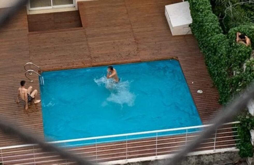 Usurpan una pensión, orinan desde un tapial a los vecinos y ahora se meten pileta lindera