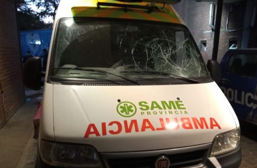 Una mujer murió en el hospital de Moreno, sus familiares atacaron a un guardia y destrozaron una ambulancia