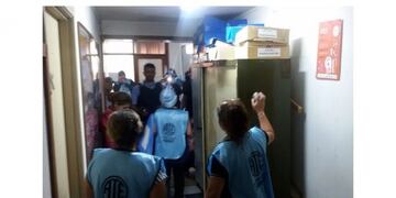 Los trabajadores estatales tomaron el edificio hoy por la tarde\u002E