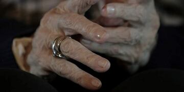 Le sacaron a dos mujeres mayores dinero con el cuento del tío\u002E