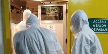 El equipo sanitario que ingresó al Buquebus, tras la noticia de un pasajero enfermo\u002E (Twitter)