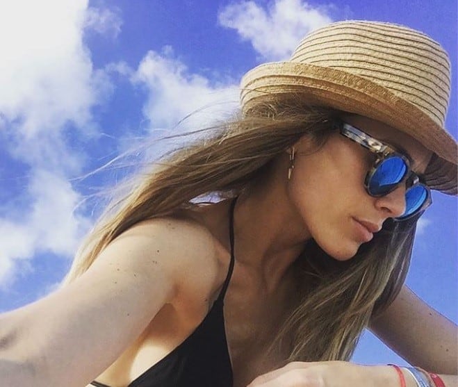 Desde la playa, Chechu Bonelli se adelantó al verano y posó con un traje de baño exclusivo