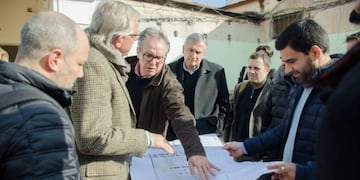 Funcionarios supervisan las obras en el Cabildo