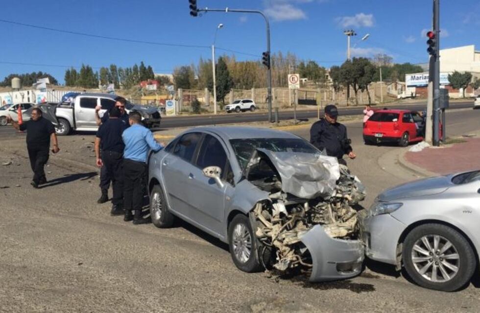 Dos lesionados en un fuerte choque frontal entre auto y camioneta
