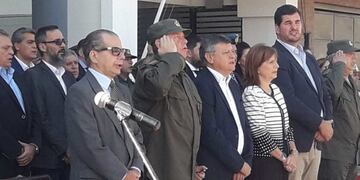 La ministra Bullrich junto al gobernador Peppo durante la inauguración del nuevo edificio de GN\u002E