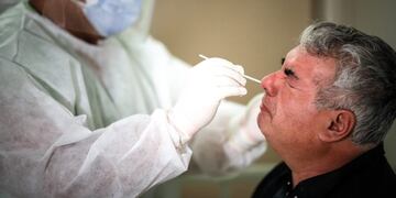 -FOTOGALERIA- AME9072\u002E BUENOS AIRES (ARGENTINA), 26/06/2020\u002E- Un especialista realiza el pasado miércoles 24 de junio una prueba de COVID-19 en el Hospital de Agudos de Ezeiza, en la Provincia de Buenos Aires (Argentina)\u002E Argentina cumple este sábado 100 días de cuarentena, y ahora afronta una importante subida en el ritmo de contagios de coronavirus que conllevó el endurecimiento de las medidas de aislamiento y pone a prueba un sistema sanitario que lleva más de tres meses mejorando sus prestaciones\u002E Según los últimos datos de hoy, en las últimas 24 horas se detectaron 2\u002E886 nuevos contagios, para un total de 55\u002E343 desde que llegó la pandemia, de los cuales 1\u002E192 fallecieron\u002E EFE/Juan Ignacio Roncoroni