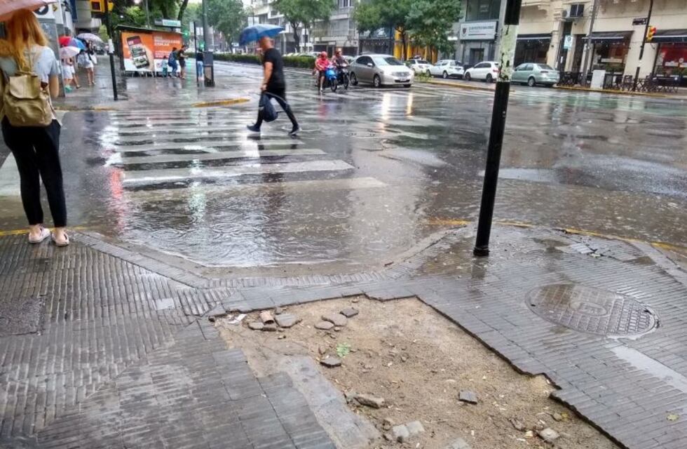 Comenzó a llover y ya hay zonas anegadas