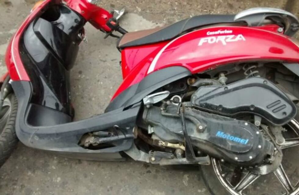 Choque entre automóvil y moto deja lesionados