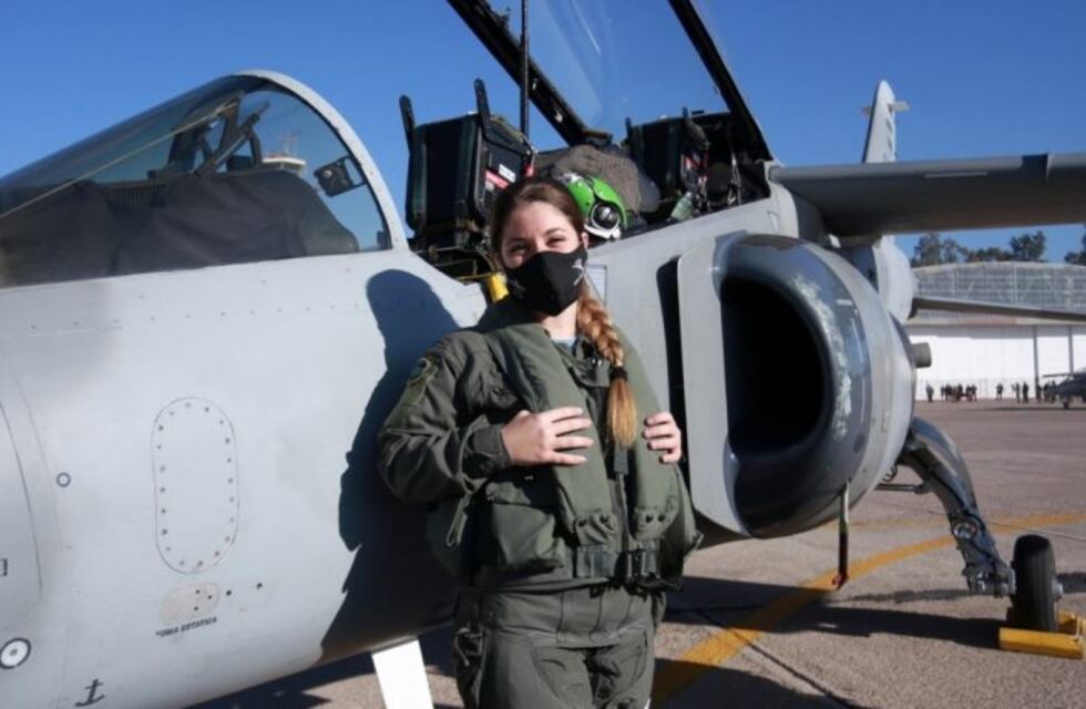 Sofía Vier, la primera mujer piloto de un avión caza del país