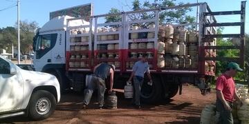 Un camión llevó 700 garrafas a Andresito\u002E (Foto: Misiones Online)
