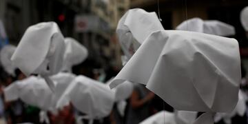 En el dia de la memoria miles personas marchan a Plaza Mayo pidiendo VERDAD JUSTICIA\u002E\r\nWhite scarves, the symbol of the human rights organization Madres de Plaza de Mayo (Mothers of the disappeared), are seen hanging from a post during a demonstration to commemorate the 42th anniversary of the 1976 military coup in Buenos Aires, Argentina, March 24, 2018\u002E REUTERS/Martin Acosta buenos aires dia de la memoria marcha por la Memoria Verdad y Justicia conmemoracion 42° aniversario del Golpe de Estado de 1976 ceremonia acto en Plaza de Mayo pañuelos blancos