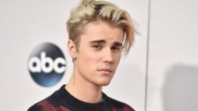 FILE - In this Sunday, Nov. 22, 2015 file photo, Justin Bieber arrives at the American Music Awards at the Microsoft Theater in Los Angeles. A singer songwriter has sued Bieber and Skrillex for copyright infringement over their multi-platinum song, u201cSorry.u201d Casey Dienel, who performs under the name White Hinterland, filed suit against the two performers as well as their publishing companies, Universal Music and co-writers in federal court in Nashville, Tennessee, on Wednesday, May 25, 2016, which claims that u201cSorryu201d uses a vocal riff from her song u201cRing the Bell.u201d (Photo by Jordan Strauss/Invision/AP, File) eeuu los angeles Justin Bieber entrega premios American Music Awards musica cantante