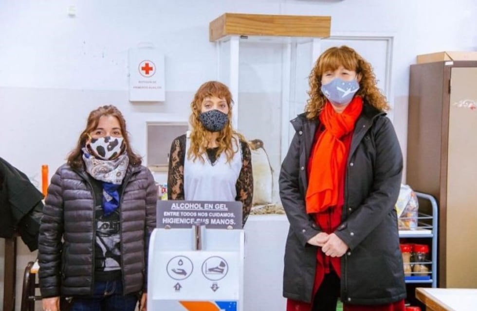 Urquiza entregó dispensadores de alcohol en gel a la escuela "Comandante Luis Piedrabuena"