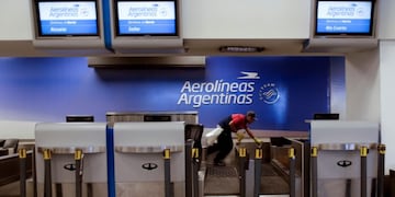 Paro y conflicto en Aerolineas Argentinas\u002E Usuarios esperan la reprogramación de su vuelo en Aeroparque el 8 de noviembre\u002E (DPA)