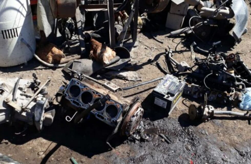 Secuestraron partes de vehículos y motos de un desarmadero en Córdoba