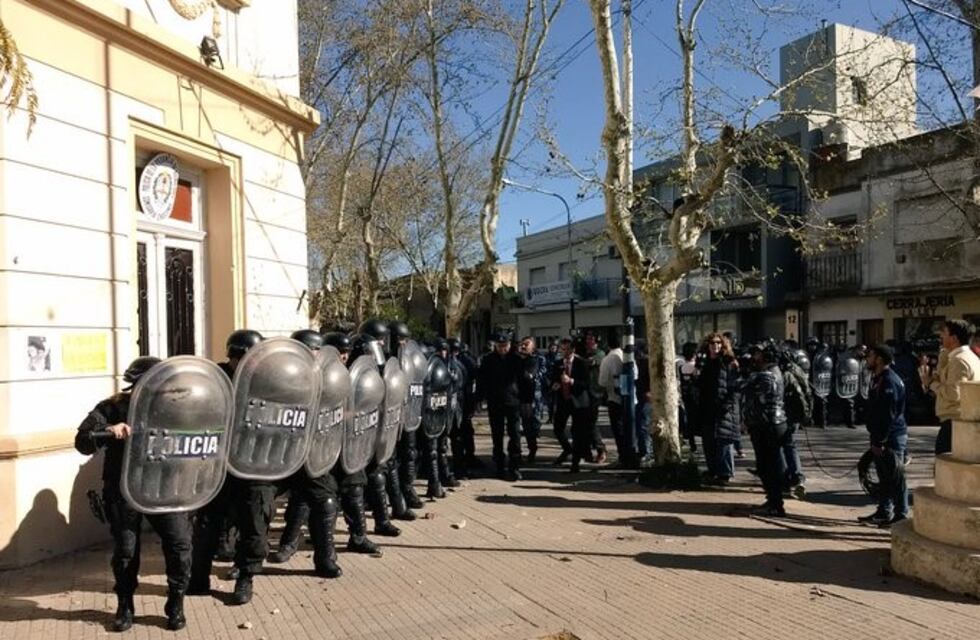 Caso Navila Garay: hubo incidentes con manifestantes frente a la comisaría de Chascomús