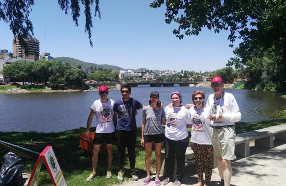 Se viene la primera actuación de los voluntarios que limpian el Lago San Roque