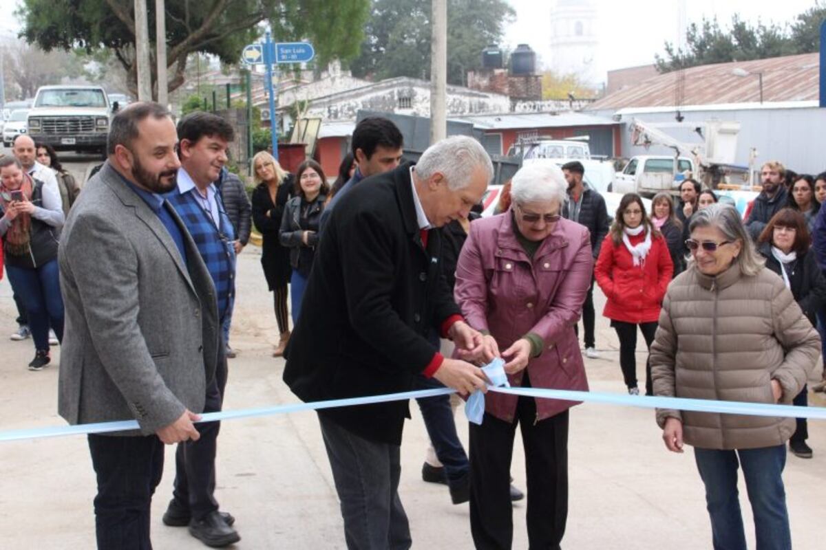 Omar Albanese en la inauguración de la calle Bolivia\u002E (Foto: Municipalidad de Río Ceballos)