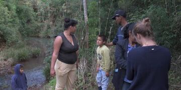 Los chicos de una comunidad en Río Victoria, Misiones, recorren casi tres kilómetros de selva para ir a la escuela\u002E (Foto: La Nación)