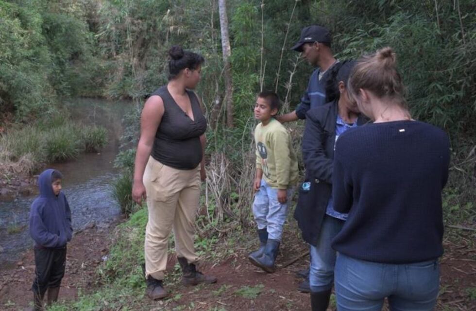 Los chicos de una comunidad misionera recorren tres kilómetros de selva para llegar a clases