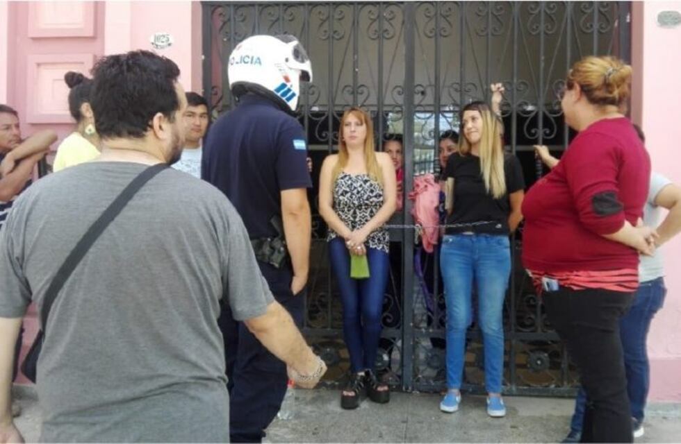 Se encadenaron en la comuna de Villa Mercedes porque las dejaron sin trabajo