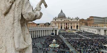 En esta foto de archivo tomada el 21 de abril de 2019, una vista general muestra a los fieles que asisten a la misa del Papa el domingo de Pascua en la plaza de San Pedro en el Vaticano\u002E Crédito: Vincenzo PINTO / AFP\u002E
