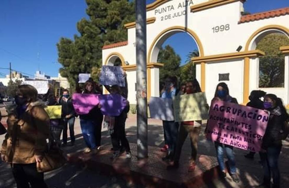 Acompañantes Terapéuticos puntaltenses reclamaron frente a IOSFA