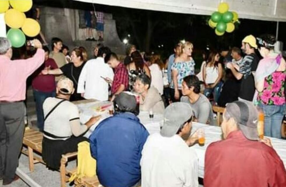 Salteños organizan una cena de fin de año comunitaria para gente que está sola