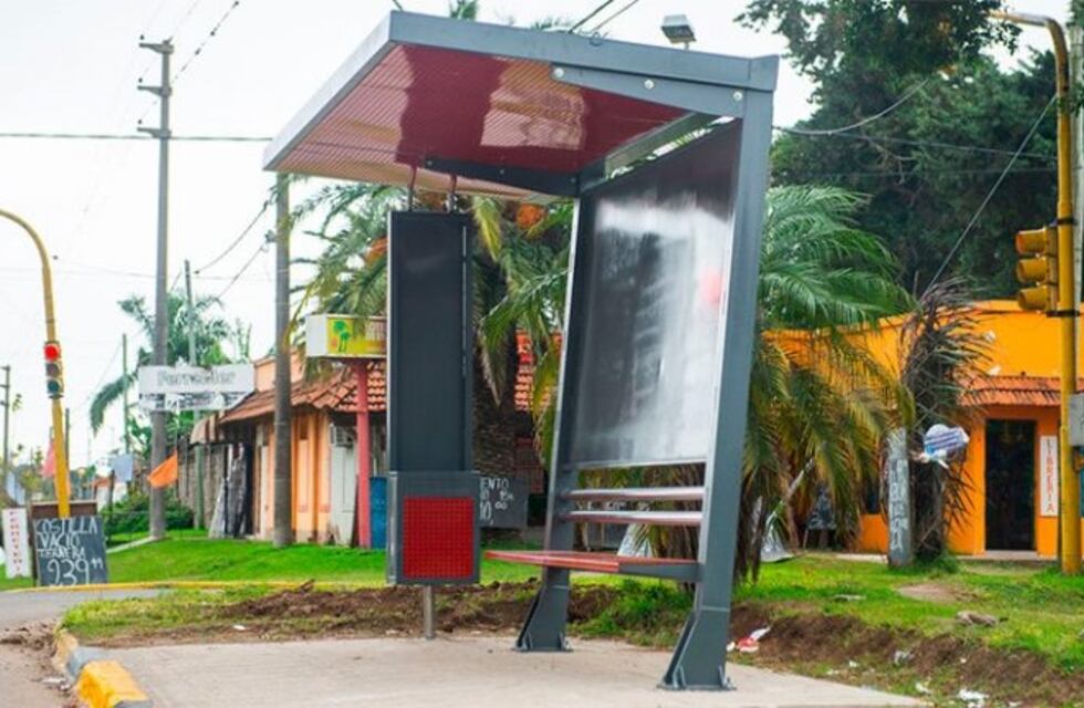 Instalan en Paraná nuevas garitas que tienen datos sobre líneas y recorridos del transporte