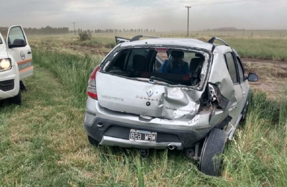 Choque entre camión y auto en la Ruta 33